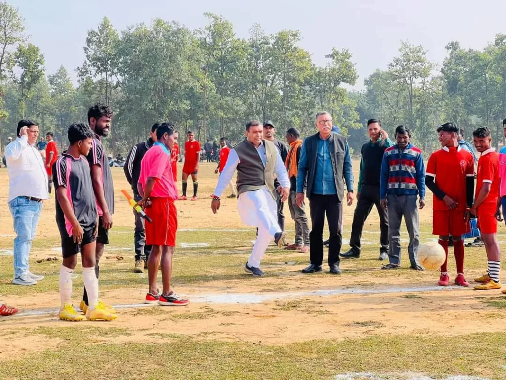 भाजपा प्रदेश कार्यसमिति सदस्य सुरेश साव ने किया फुटबॉल मैच उद्घाटन