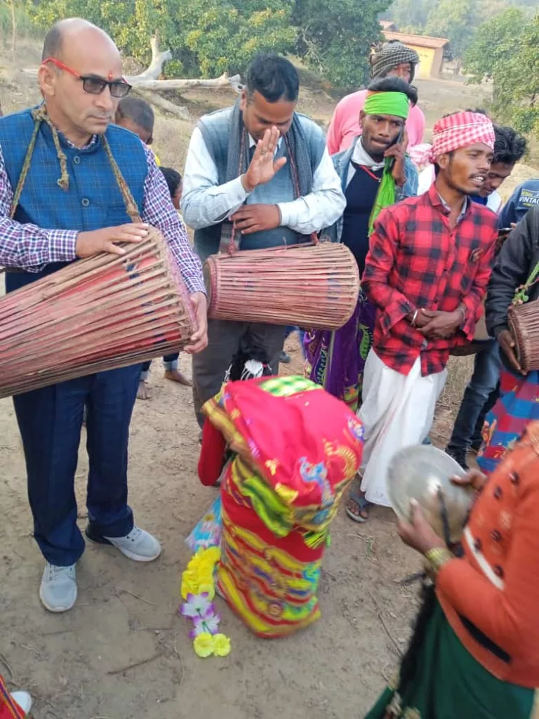 सोहराय पर्व पर बीस सूत्री अध्यक्ष मंदार के थाप पर खूब थिरके, दी बधाई