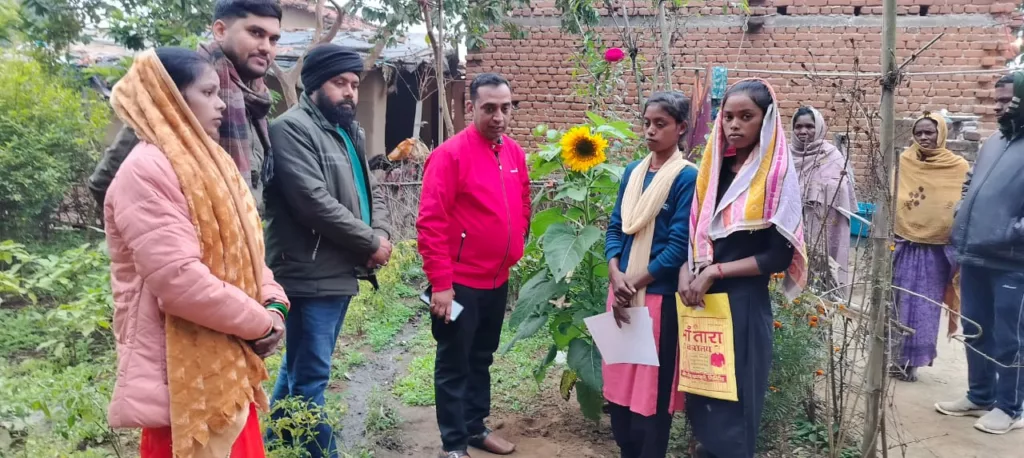 बिरनी बीडीओ एवं उपप्रमुख ने दो सगी अनाथ बहनों का किया सहयोग