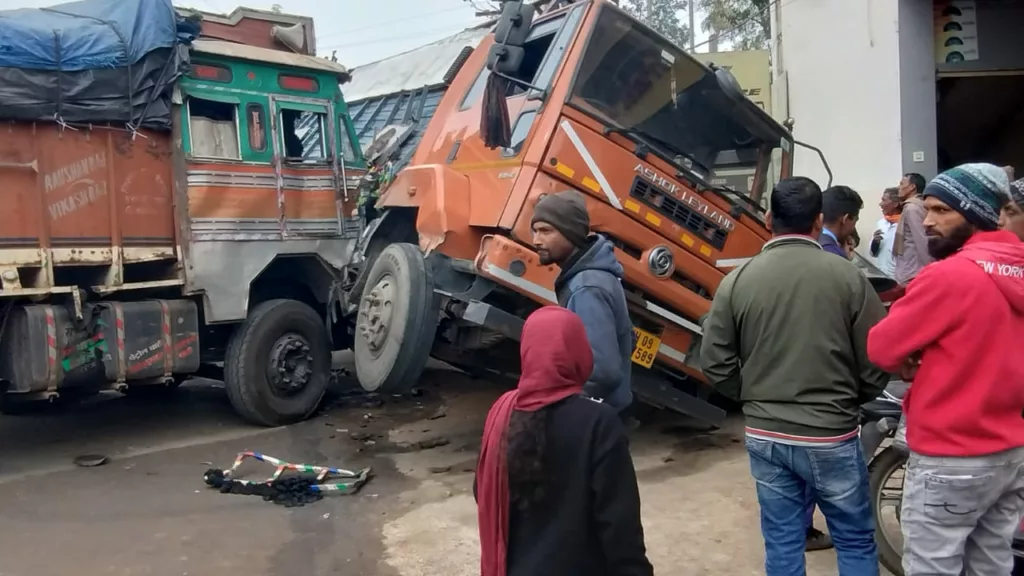 शहर के नेताजी चौक में एक ट्रक ने गैस लदे एक दुसरे ट्रक को मारा धक्का, एक कार भी हुआ आंशिक रूप से क्षतिग्रस्त