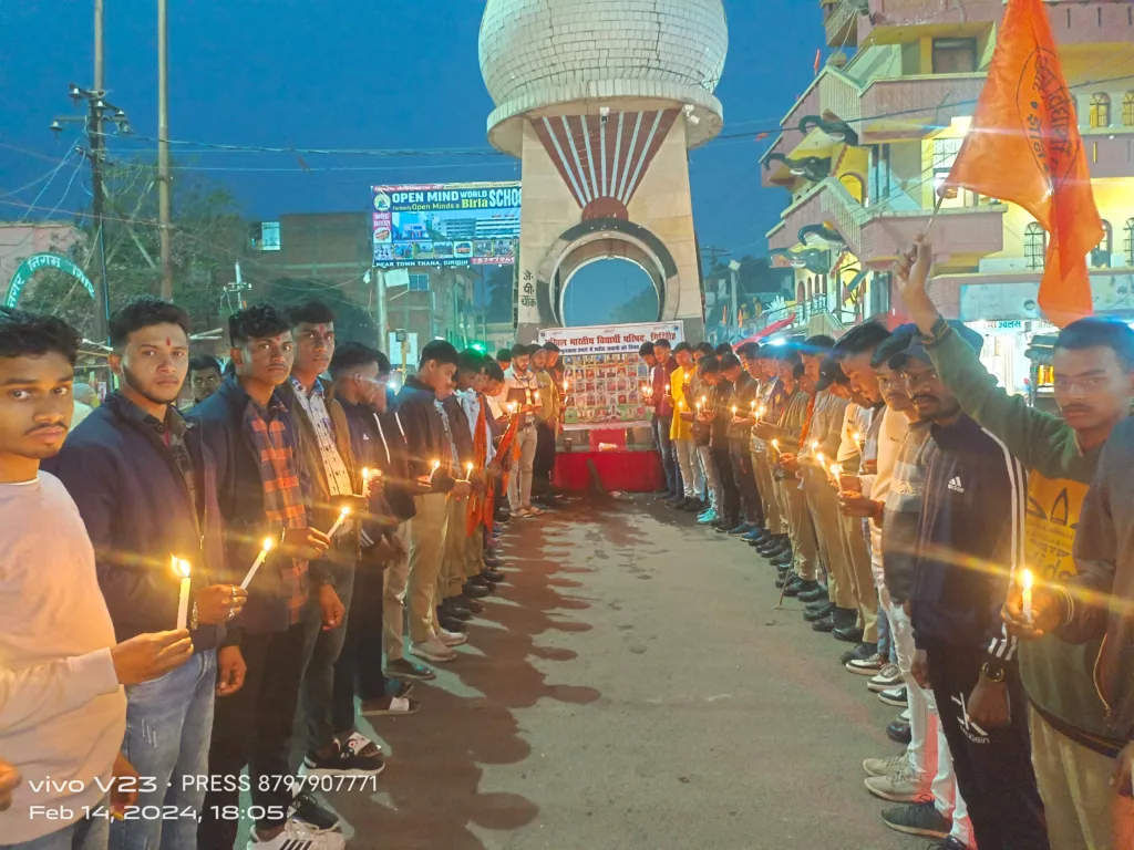 पुलवामा के शहीदों अभाविप ने दी श्रद्धांजलि