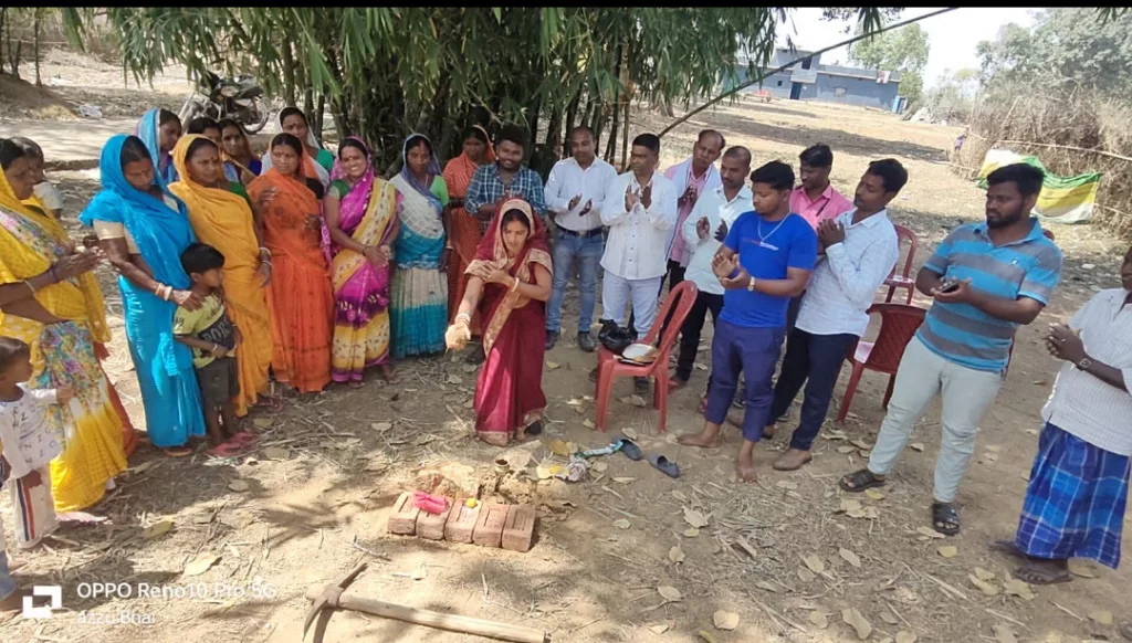 बंगराकला मुखिया सावित्री देवी ने किया चबूतरा निर्माण का शिलान्यास