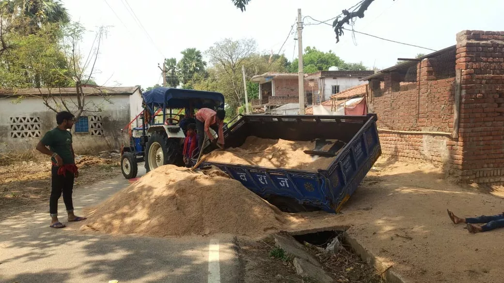 गावां सकरी नदी से अवैध बालू का उठाव धड़ल्ले से जारी, कार्रवाई नहीं होने से बालू माफिया की बढ़ी मनोबल