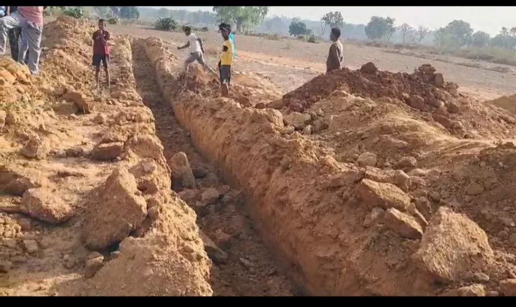 ट्रेंच काटकर रास्ते को किया अवरुद्ध, आक्रोशित ग्रामीणों अंचल में दिया आवेदन