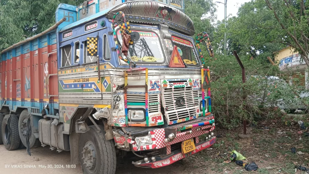 दो वाहनों की हुई टक्कर, ट्रक को पुलिस ने किया जब्त गावां