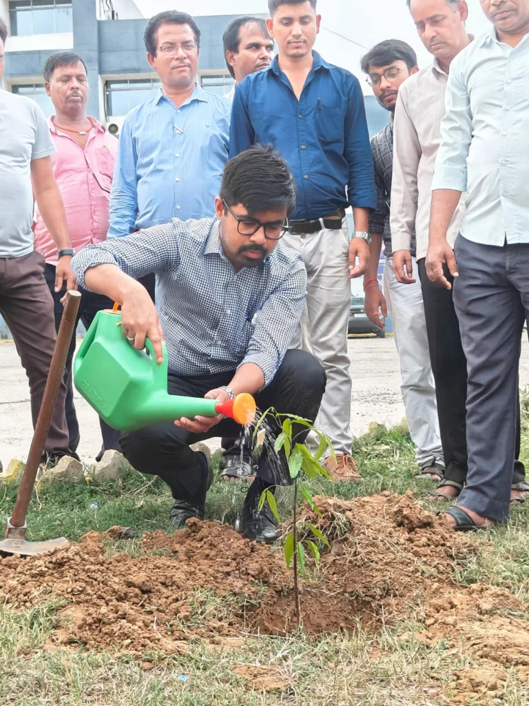 विश्व पर्यावरण दिवस पर डीसी ने समाहरणालय परिसर में किया पौधरोपण