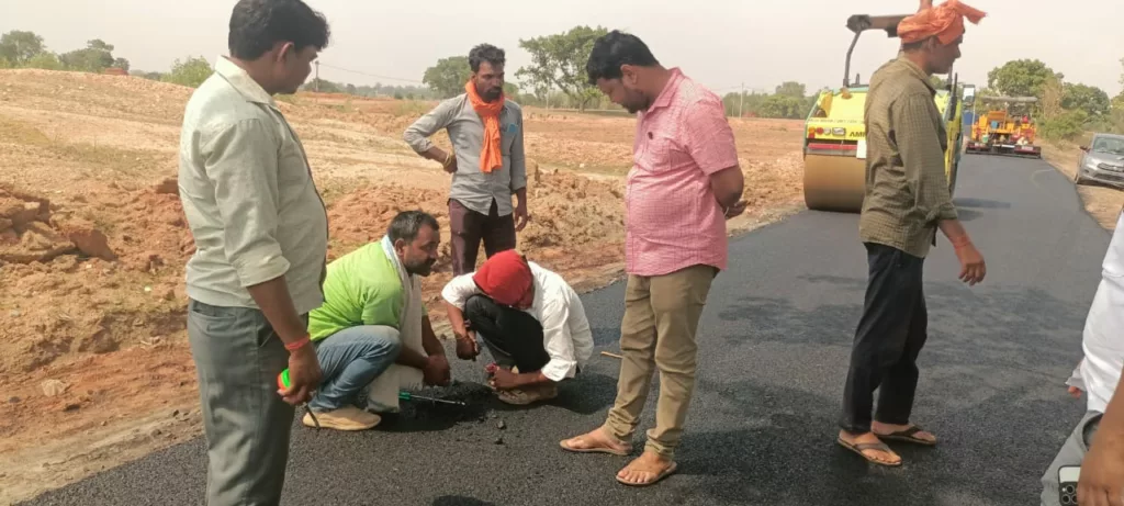 धुरेैता मोड़ से धोथो व नईटांड से टिकोडीह तक बन रहे सड़क निर्माण में निम्न गुणवत्ता की जांच को पहुंचे आरईओ एई