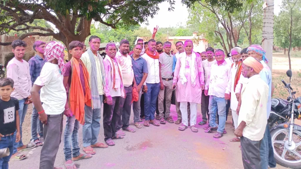 बिरनी: तीर्थ यात्रा से लौटे श्रद्धालु, ढोल नगाड़े के साथ ग्रामीणों ने किया स्वागत