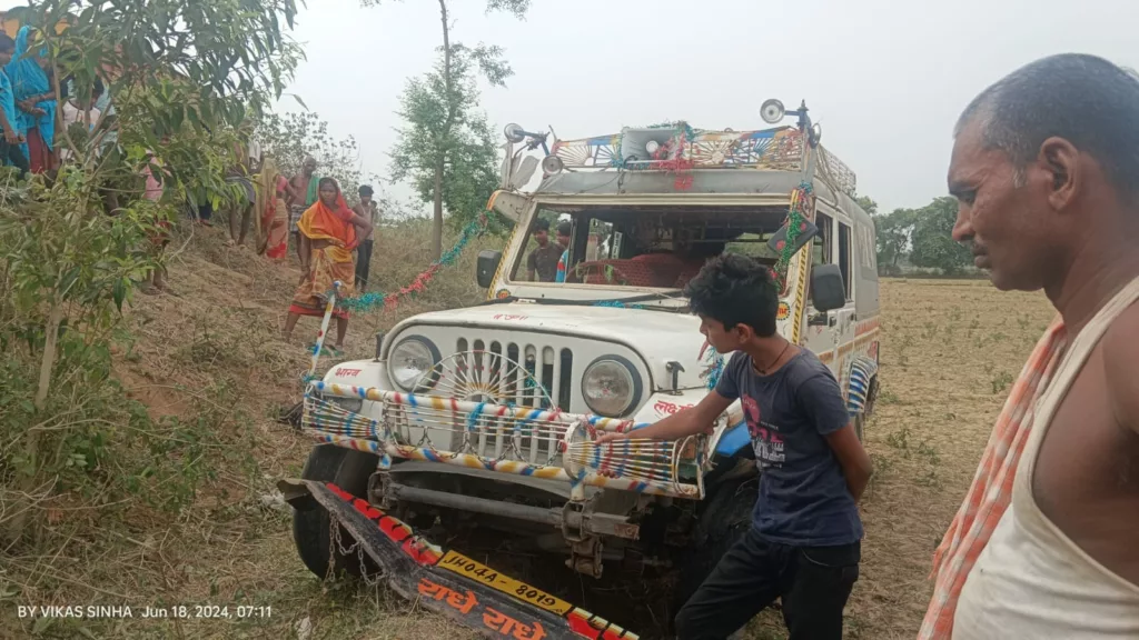 टायर फटने से सवारी वाहन पलटा, घटनास्थल पर एक की मौत,तीन लोग रेफर