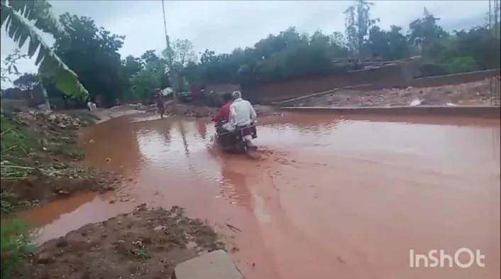 सड़क बना तालाब, राहगीरों को हो रही है भारी परेशानी