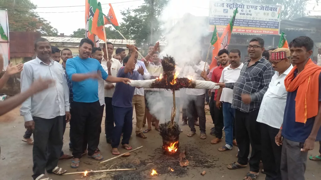 लोकसभा की सदस्यता रद्द करने की मांग करते हुए भाजपाइयों ने राहुल गांधी का फूंका पुतला