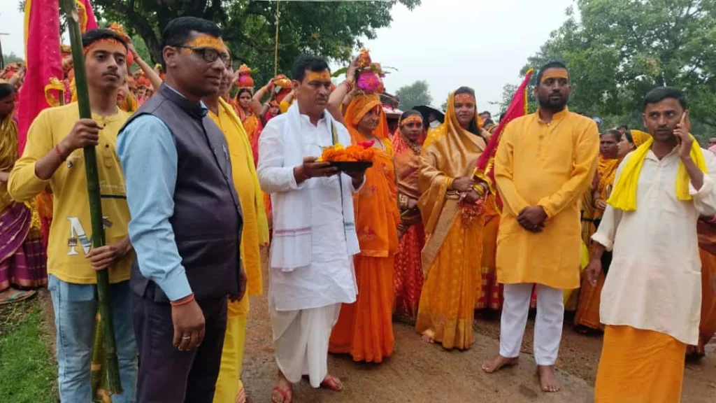 शनिदेव के मंदिर प्राण प्रतिष्ठा समारोह में श्रद्धालुओं की उमड़ी भीड़, मुखिया प्रतिनिधि मनीष सिन्हा ने टेका माथा