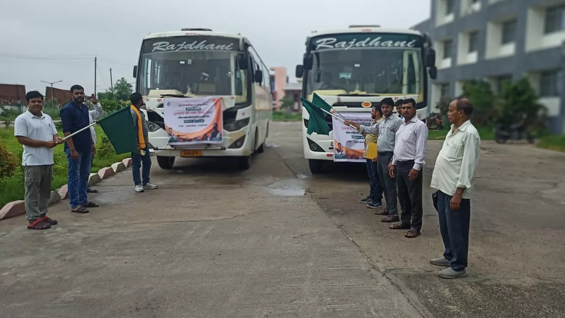 मुख्यमंत्री तीर्थ दर्शन योजना अंतर्गत हिन्दू धर्मावलंबियों के लिए बीपीएल श्रेणी के लाभुकों का द्वारिका-सोमनाथ तीर्थ यात्रा के लिए बस रवाना