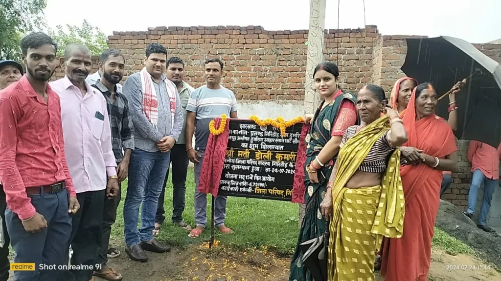 जिप सदस्य डोली कुमारी ने डुमरिया आहरी स्न्नान घाट सौंदर्यीकरण कार्य का शिलान्यास