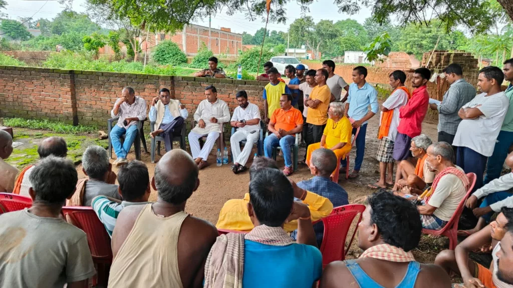 क्षेत्र भ्रमण के दौरान पूर्व विधायक नागेंद्र महतो आमजनों की समस्याओं से हुए रूबरू