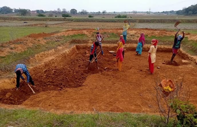 दो सूत्री मांगों को लेकर मनरेगा कर्मी करेंगे अनिश्चितकालीन हड़ताल