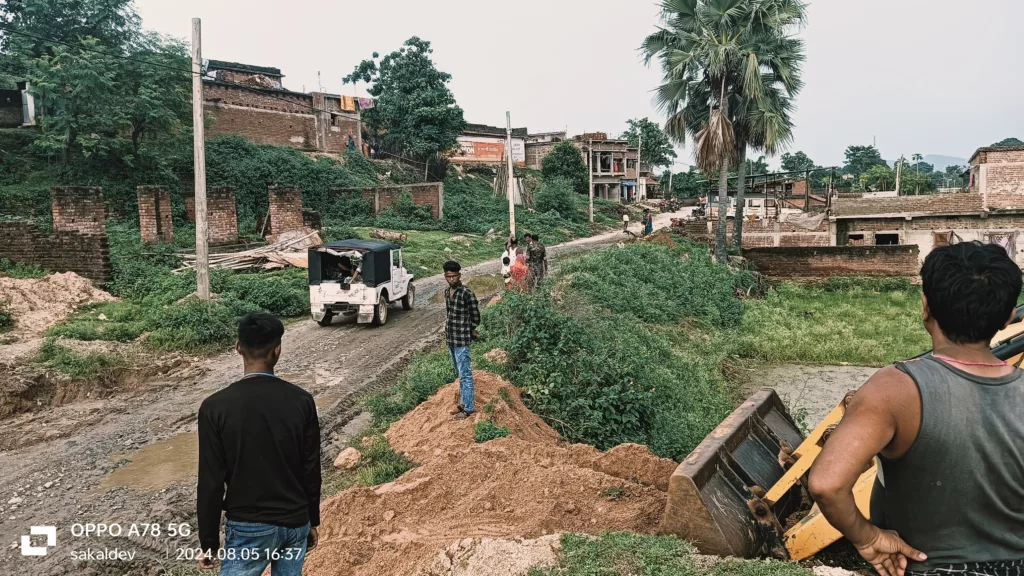 कीचड़ युक्त सड़क को प्रशासन ने करवाया साफ