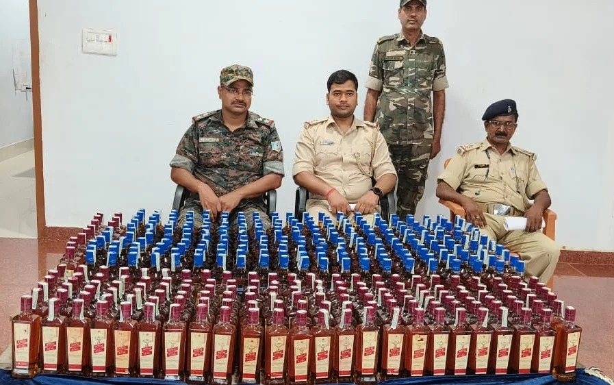 रेड: टाटा गोल्ड वैन में ले जा रहे 382 बोतल अंग्रेजी शराब पुलिस ने की जब्त, चालक फरार