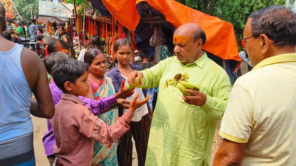 भाजपा नेता विनय सिंह द्वारा सोमवारी के अवसर पर किया गया फल वितरण