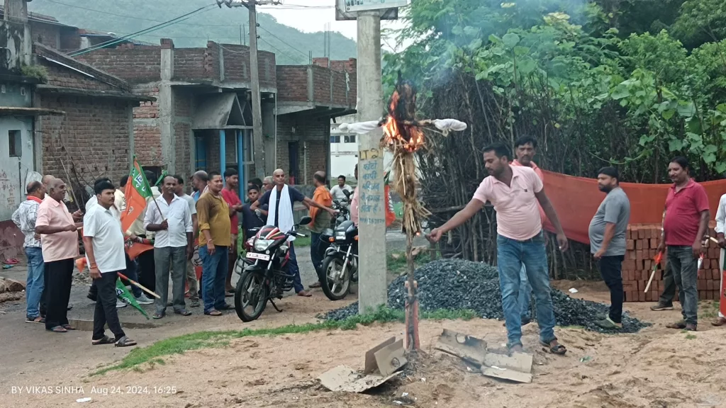 गावां थाना गेट के सामने भाजपाइयों ने मुख्यमंत्री हेमंत सोरेन का किया पुतला दहन