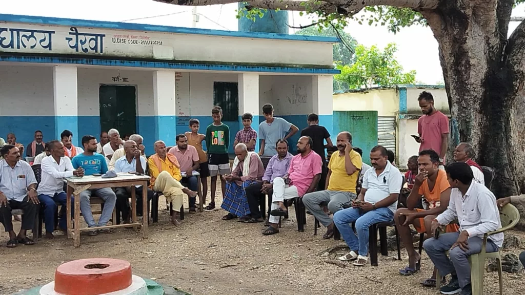 इनसे सिखे: चैरवा में विद्यालय प्रबंधन समिति की हुई बैठक, स्कूल के नाम दिया गया जमीन दान