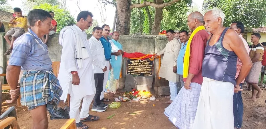 जमुआ विधायक केदार हजरा ने किया पीसीसी पथ का शिलान्यास