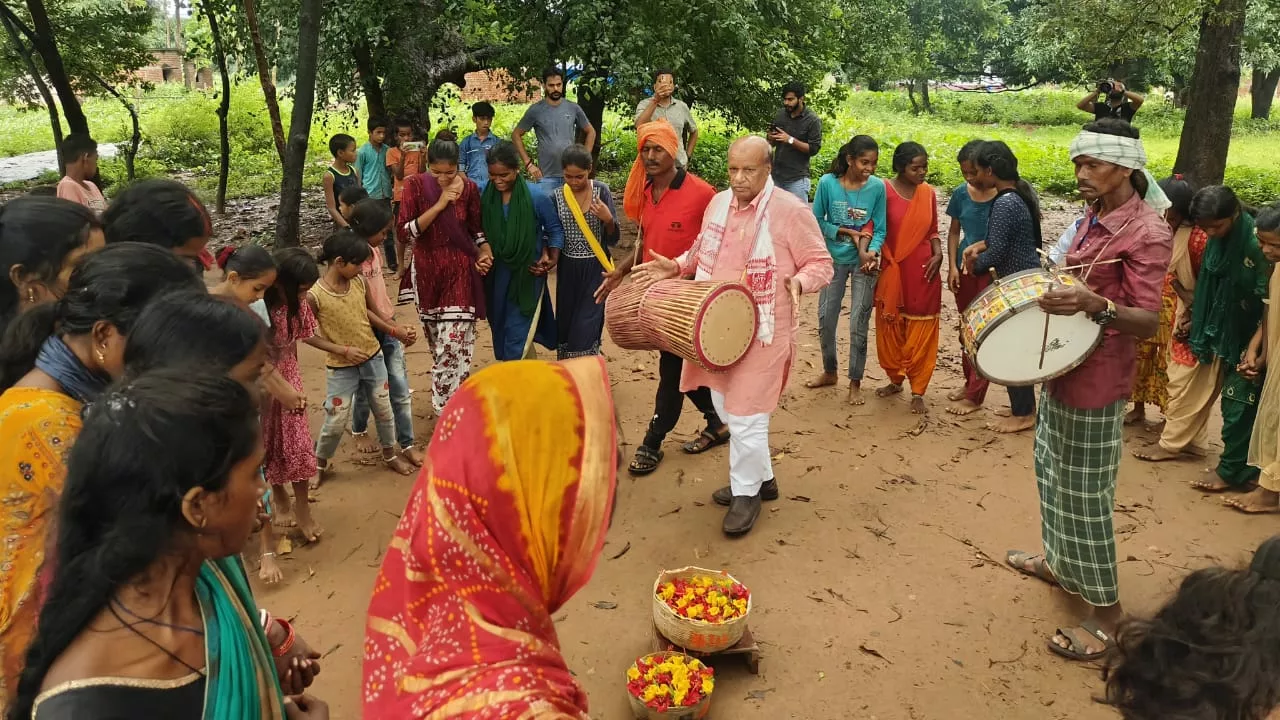 पीरटांड में करमा पर्व में शामिल हुए रिटायर इंजीनियर विनय सिंह