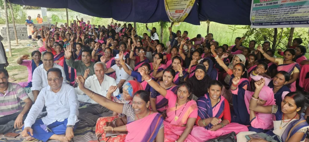 विभिन्न मांगों को लेकर आंगनबाड़ी सेविका का डीसी ऑफिस के सामने धरना प्रदर्शन