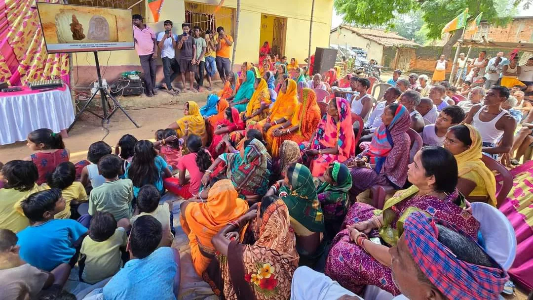 जिप अध्यक्ष मुनिया देवी ने समर्थकों संग सुनी पीएम की मन की बात बात