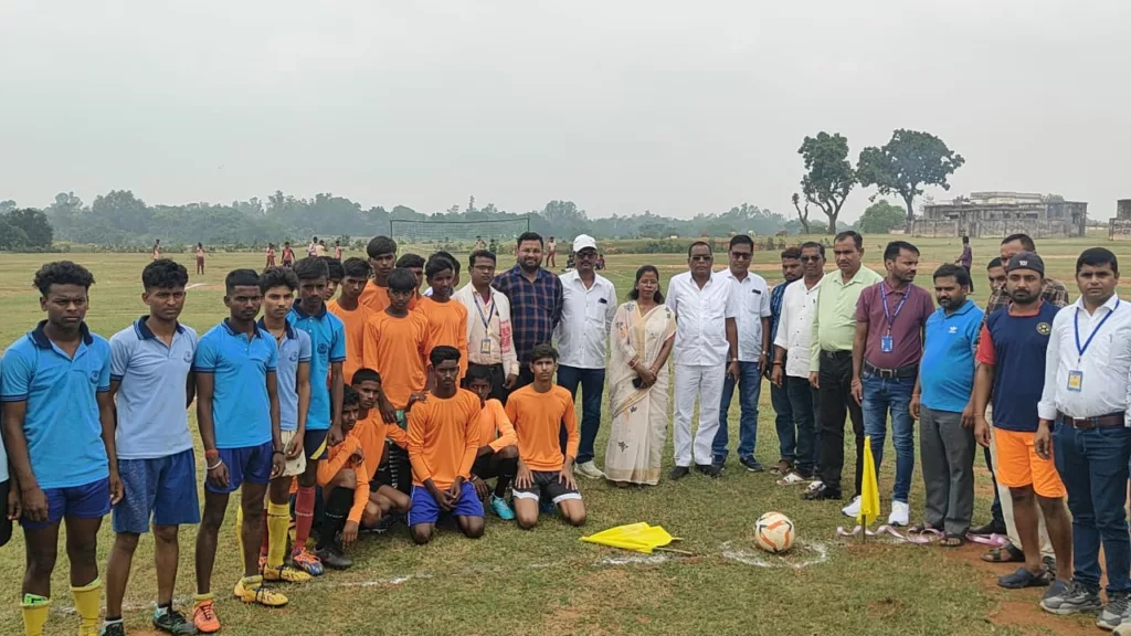 सर्वोदय नवजागृति केंद्र द्वारा आयोजित फुटबॉल टूर्नामेंट का पूर्व विधायक ने किया उद्घाटन