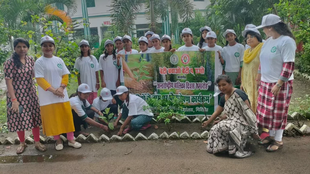 समाज कल्याण विभाग ने कस्तूरबा गांधी आवासीय बालिका विद्यालय, गिरिडीह में किशोरियों के साथ चलाया पौधारोपण अभियान