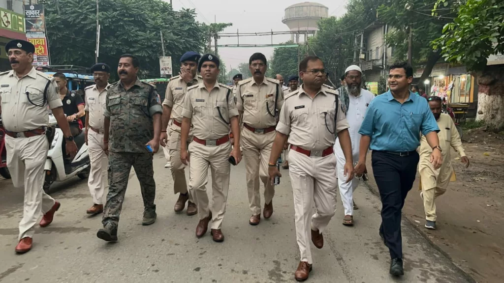 दुर्गा पूजा को लेकर गिरिडीह पुलिस ने शहर में किया फ्लैग मार्च