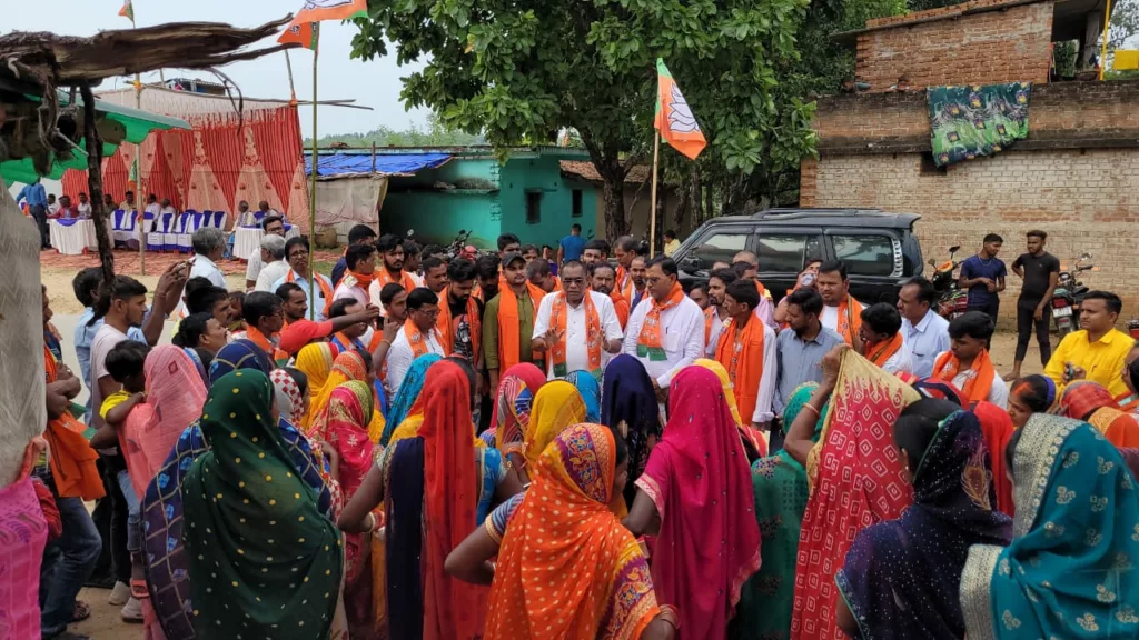 सैकड़ों लोग माले छोड़ भाजपा में हुए शामिल, पूर्व विधायक ने पट्टा पहनाकर किया स्वागत