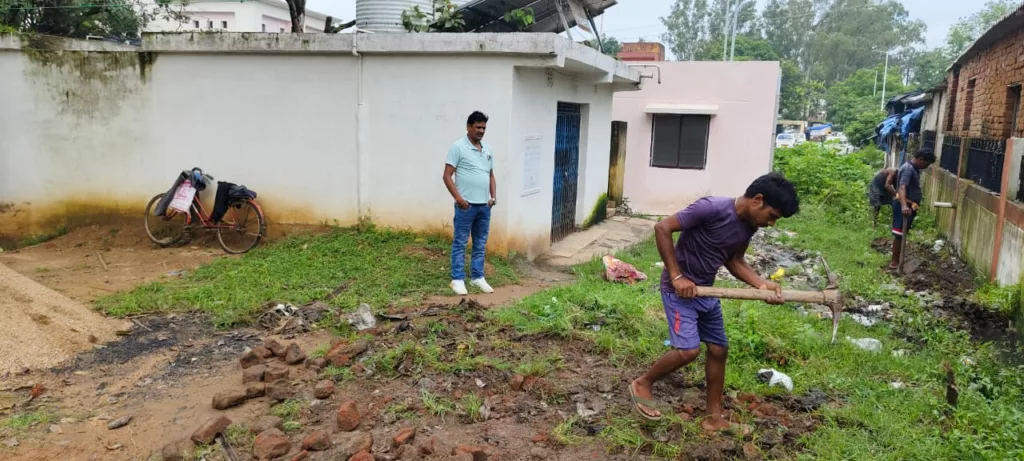 बंद पड़े शौचालय को प्रमुख प्रतिनिधि संजीत ने करवाया चालू