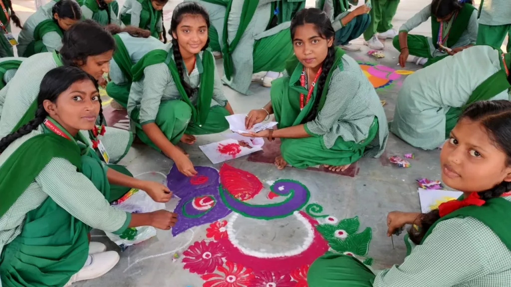 विद्यालयों में रंगोली के माध्यम से चलाया गया मतदाता जागरूकता अभियान, मतदाताओं को किया गया जागरूक