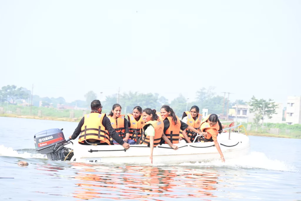 मतदाताओं को जागरूक करने के लिए जल क्रीड़ा का हुआ आयोजन