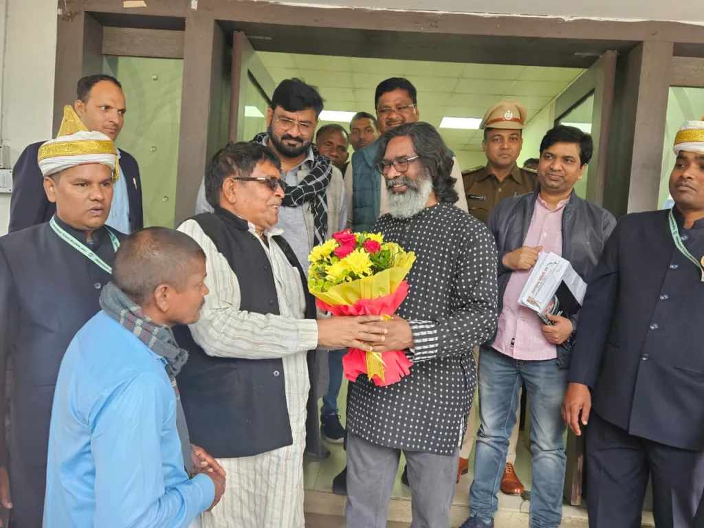 कांग्रेस नेता बासुदेव वर्मा ने मुख्यमंत्री से किया मुलाकात दी बधाई