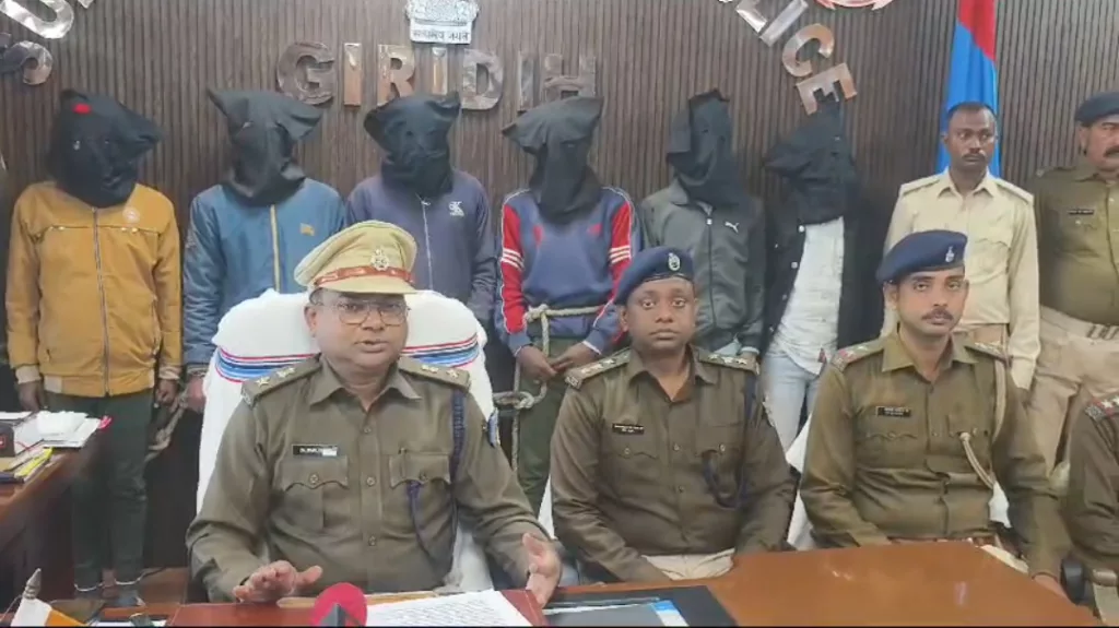 छापेमारी के दौरान अपराध की योजना बनाते हथियार के साथ 6 अपराधियों को पुलिस ने किया गिरफ्तार