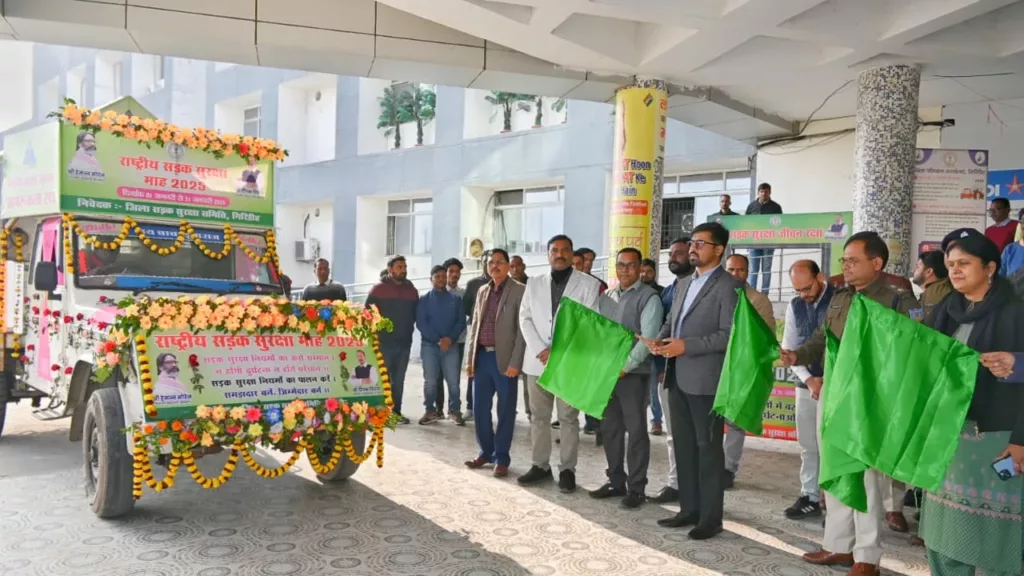 डीसी ने राष्ट्रीय सड़क सुरक्षा को लेकर जागरूकता वाहन को किया रवाना