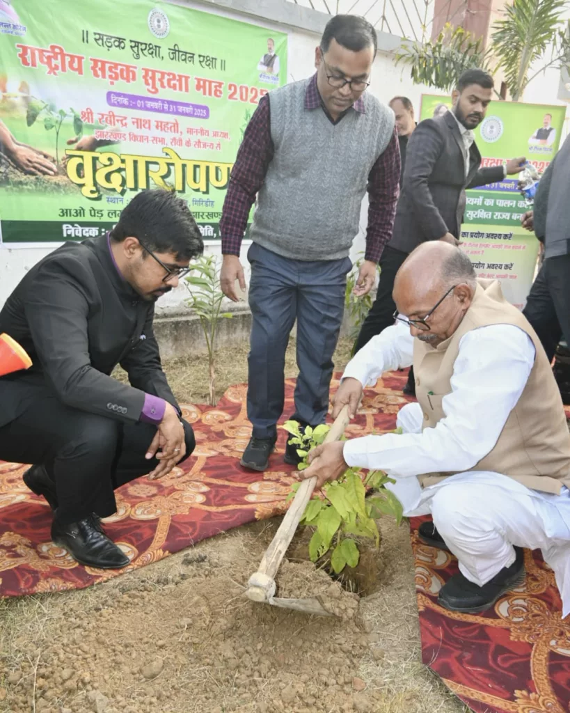 राष्ट्रीय सड़क सुरक्षा अभियान के तहत डीसी ऑफिस परिसर में विधानसभा अध्यक्ष रविन्द्रनाथ महतो ने किया पौधारोपण